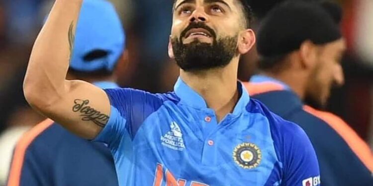 क्रिकेटपटू विराट कोहली किती पैसे कमवतो?