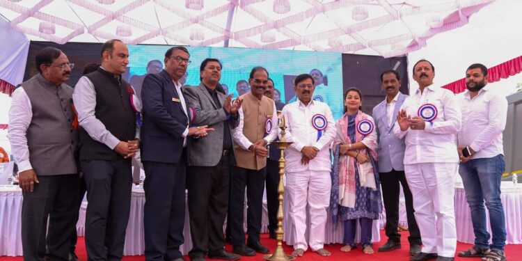 आमदार प्रणिती शिंदे यांनी दोन देशमुख आमदारांकडे केली ही मागणी ; युवराज चुंबळकरांनी दिला दुजोरा ; बांधकाम क्षेत्रातील मशनरी पाहण्याची सोलापूरकरांना संधी