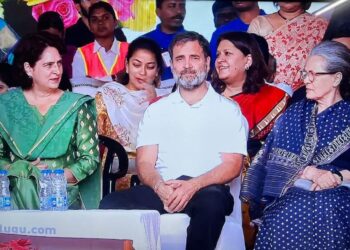 आमदार प्रणिती शिंदे यांचा हा फोटो वेधतोय लक्ष ; सोनिया गांधी व राहुल गांधी यांच्यासह…..