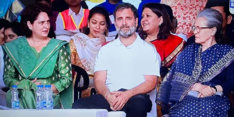 आमदार प्रणिती शिंदे यांचा हा फोटो वेधतोय लक्ष ; सोनिया गांधी व राहुल गांधी यांच्यासह…..