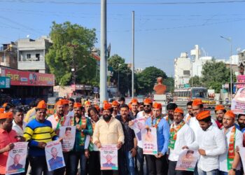 सोलापुरात भाजपकडून प्रियांक खर्गे यांची प्रतिमात्मक अंत्ययात्रा ; पुतळ्याचे ही केले दहन 