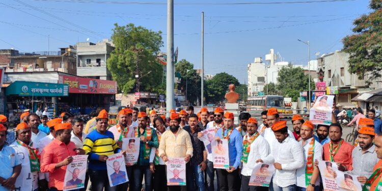 सोलापुरात भाजपकडून प्रियांक खर्गे यांची प्रतिमात्मक अंत्ययात्रा ; पुतळ्याचे ही केले दहन