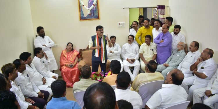 सोलापुरात संजय राऊत यांच्या उपस्थितीत महाविकास आघाडीच्या नेत्यांची वज्रमुठ ; तौफिक शेख यांचे म्हणणे राऊतांना पटले !