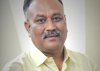 सोलापूर झेडपीचे डॉ. अनिरूध्द पिंपळें मोठया अडचणीत शासकीय रूममध्ये दारूची बॉटल, ग्लास, गुटखा पुड्या 