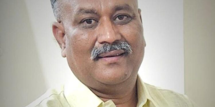 सोलापूर झेडपीचे डॉ. अनिरूध्द पिंपळें मोठया अडचणीत शासकीय रूममध्ये दारूची बॉटल, ग्लास, गुटखा पुड्या 