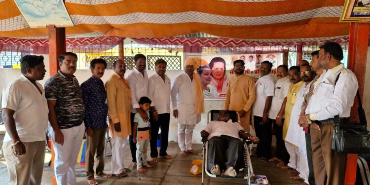 धर्मा भोसले फाउंडेशन आयोजीत रक्तदान शिबिरात 69 जणांचे रक्तदान ; प्रणिती शिंदे यांच्या वाढदिनी आयोजन