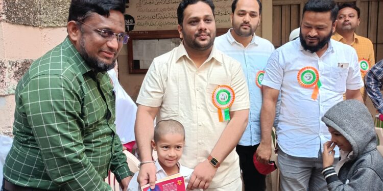 सोलापुरात जरीया फाउंडेशनने साजरा केला अल्पसंख्यांक हक्क दिन ; तब्बल 15 हजार विद्यार्थ्यांना वाटल्या वह्या