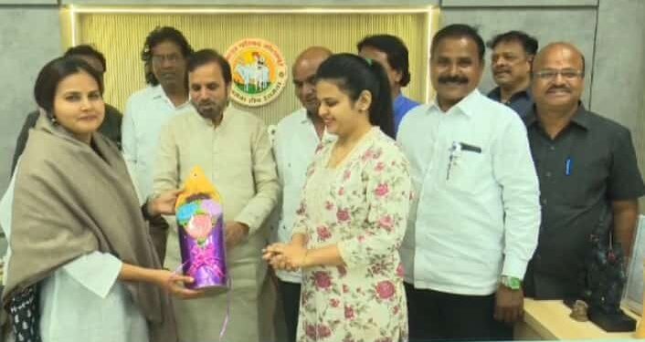 सीईओ मनीषा आव्हाळे यांना विभागीय नाट्य संमेलनाचे निमंत्रण