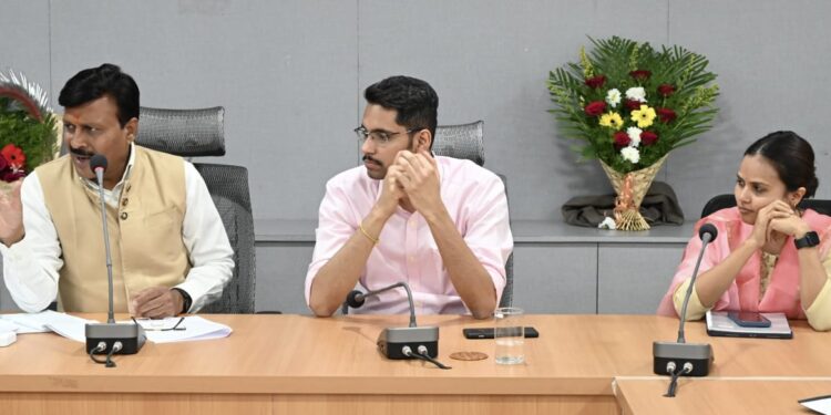 अक्कलकोट, पंढरपूर व सिद्धेश्वर मंदिराच्या दर्शन रांगेत होणार नाव नोंदणी ; डॉ ओमप्रकाश शेटे यांची काय आहे संकल्पना