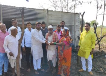 महादेव कोगनुरे धावून गेले कंदलगाव इथल्या जळीतग्रस्त कुटुंबाच्या मदतीला ; एम के फाऊंडेशनची तात्काळ आर्थिक मदत*