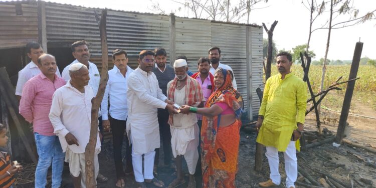 महादेव कोगनुरे धावून गेले कंदलगाव इथल्या जळीतग्रस्त कुटुंबाच्या मदतीला ; एम के फाऊंडेशनची तात्काळ आर्थिक मदत*