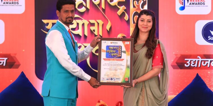 सोलापूरातील सरस्वती अकॅडमी ऑफ अकौंटन्सीला महाराष्ट्र उद्योग अवार्ड ; मराठी अभिनेत्री तेजस्विनी पंडितच्या हस्ते वितरण