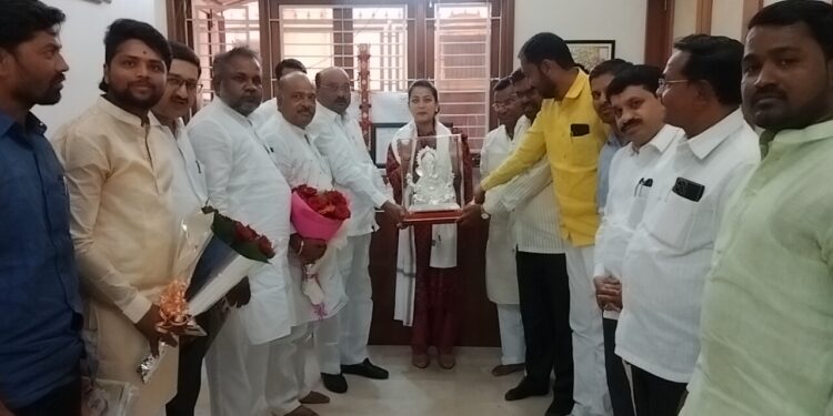चांदीची गणेशमूर्ती देत हसापुरेंनी दिल्या आमदार प्रणिती शिंदे यांना भावी खासदारकीच्या शुभेच्छा