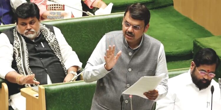 मुंबई आमची भारीच ! उपमुख्यमंत्री देवेंद्र फडणवीस यांनी सांगितला मुंबई व सुरत मधील फरक