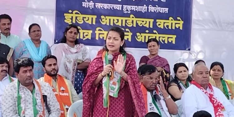 सोलापुरात आमदार प्रणिती शिंदे यांची पंतप्रधान नरेंद्र मोदींवर तोफ ; या देशाचा पंतप्रधान…..