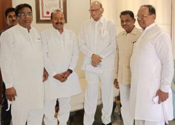 सोलापूर काँग्रेसच्या अनेक नेत्यांनी घेतली शरद पवारांची भेट ; नंतर कारण आले वेगळेच समोर