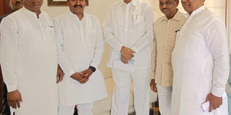 सोलापूर काँग्रेसच्या अनेक नेत्यांनी घेतली शरद पवारांची भेट ; नंतर कारण आले वेगळेच समोर