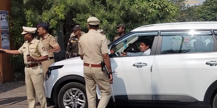 पालकमंत्री चंद्रकांत पाटलांच्या दौऱ्यात पोलिसांची दादागिरी ; भाजप शहराध्यक्षानाच रोखले! दादांची एनसीपीही नाराज
