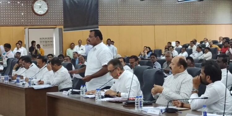आमदार आवताडे यांचे समाधान ; जिल्ह्यातील रस्ते, महावितरण, जनसुविधेला इतक्या निधी वाढीची मागणी पालकमंत्र्यांनी केली मान्य