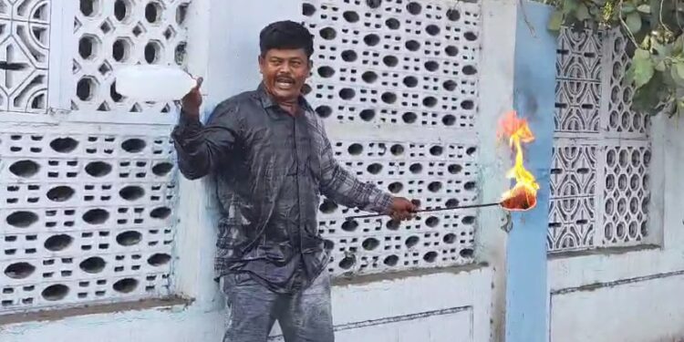 ब्रेकिंग ! सोलापुरात पालकमंत्री चंद्रकांत पाटील यांच्या ताफ्यासमोर युवकाचा आत्मदहनाचा प्रयत्न ; अंगावर डिझेल ओतून हातात घेतला जळता टेंभा