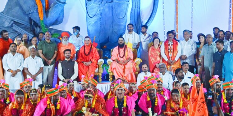 लोकमंगलच्या विवाह सोहळ्यात श्रीराम हनुमानाने वेधले लक्ष ; 52 जोडप्यांच्या बांधल्या रेशीमगाठी ; पालकमंत्री चंद्रकांत पाटलांनी केले कन्यादान