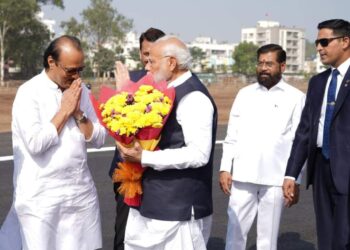 अजित पवारांना मिळाला पंतप्रधान नरेंद्र मोदींचा आशीर्वाद ; हा फोटो होतोय व्हायरल