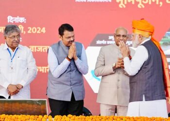 सोलापूरचे रे नगर उभारण्यात उपमुख्यमंत्री देवेंद्र फडणवीस यांचा सिंहाचा वाटा