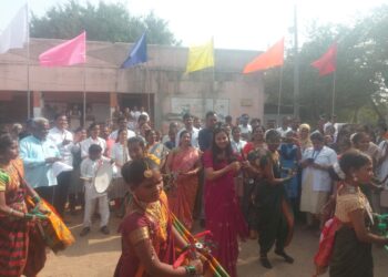 सोलापूरच्या झेडपी सीईओ मनिषा आव्हाळे यांनी लेझीमवर ठेका धरला ; हत्तूर जिल्हास्तरीय किशोरी मेळाव्याचा उत्साह