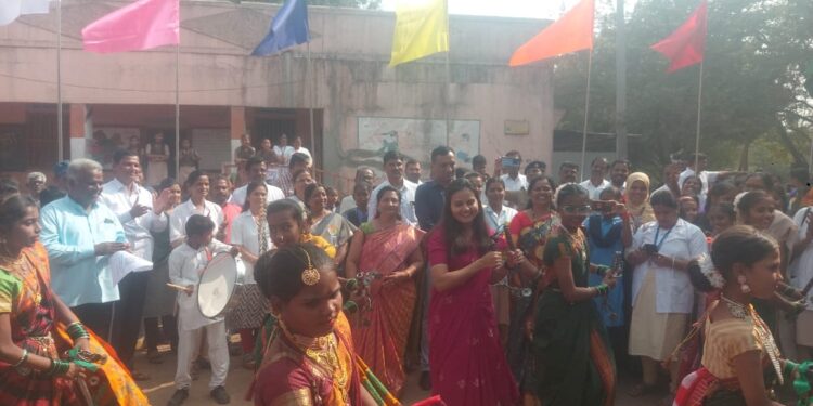 सोलापूरच्या झेडपी सीईओ मनिषा आव्हाळे यांनी लेझीमवर ठेका धरला ; हत्तूर जिल्हास्तरीय किशोरी मेळाव्याचा उत्साह