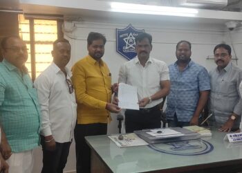 सोलापुरात भाजपचे कार्यकर्ते पोहोचले पोलीस ठाण्यात ; आव्हाडांना आवरा…, हे खपवून घेणार नाही