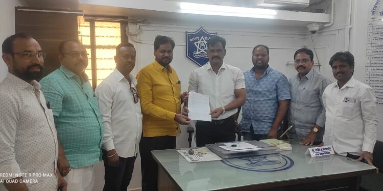 सोलापुरात भाजपचे कार्यकर्ते पोहोचले पोलीस ठाण्यात ; आव्हाडांना आवरा…, हे खपवून घेणार नाही