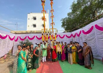 बोला एकदा भक्तलिंग हर्र बोला हर्रर्र च्या जयघोषात सिद्धेश्वर यात्रेतील 2 नंदीध्वजाचे पूजन ; केंगनाळकर कुटुंबियांची सेवा अर्पण