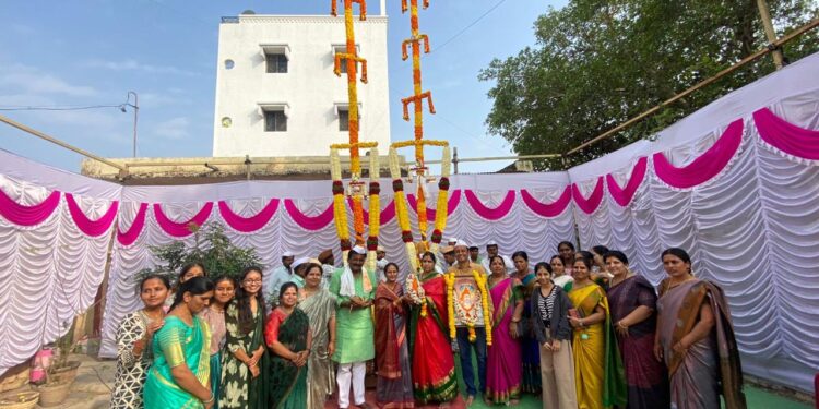 बोला एकदा भक्तलिंग हर्र बोला हर्रर्र च्या जयघोषात सिद्धेश्वर यात्रेतील 2 नंदीध्वजाचे पूजन ; केंगनाळकर कुटुंबियांची सेवा अर्पण