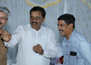 मनीष देशमुख यांनी मित्रांसाठी गायले हे सुरेल गीत ; लोकमंगलच्या स्नेहभोजनाची लज्जत वाढली