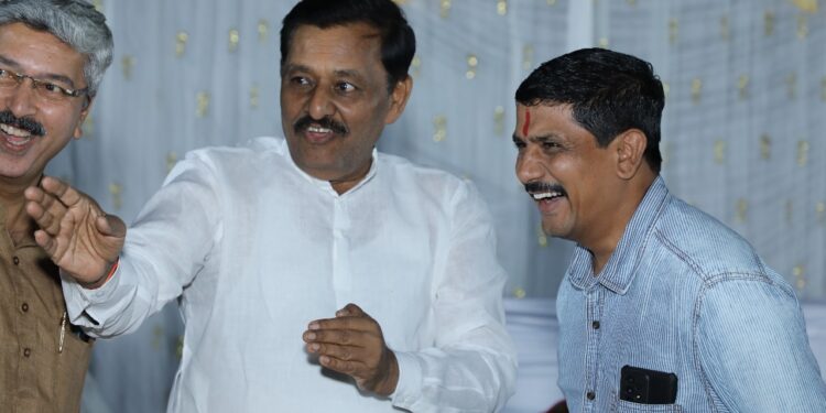 मनीष देशमुख यांनी मित्रांसाठी गायले हे सुरेल गीत ; लोकमंगलच्या स्नेहभोजनाची लज्जत वाढली