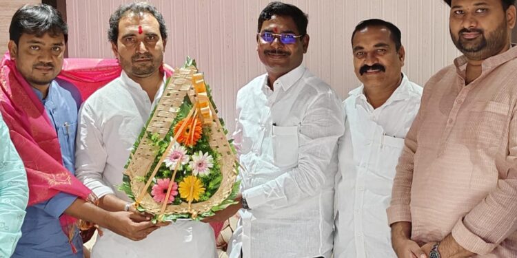 राष्ट्रवादीचे संतोष पवार -जुबेर बागवान यांनी घेतली महादेव कोगनुरे यांची भेट ; चाय पे काय झाली चर्चा?