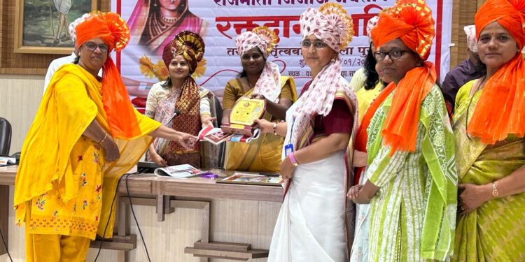 सोलापुरात जिजाऊंच्या लेकींचा झाला सन्मान ; राजमाता जिजाऊ स्वराज्य निर्मितीच्या प्रणेत्या- सीईओ मनीषा आव्हाळे