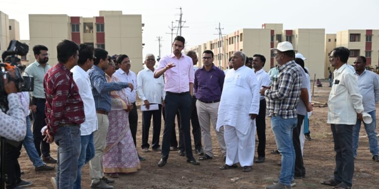 पंतप्रधान नरेंद्र मोदी यांच्या दौऱ्याची लगबग वाढली ; जिल्हाधिकारी आशीर्वाद व आमदार कल्याणशेट्टी गेले सभेच्या स्पॉटवर