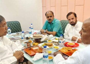 “तुम्ही RSS सोडणार नाही अन् मी कोयता हातोडा ; आज अशी निष्ठा कुठे पाहायला मिळते “पालकमंत्री चंद्रकांतदादा आडम मास्तरांच्या घरी नाश्त्याला