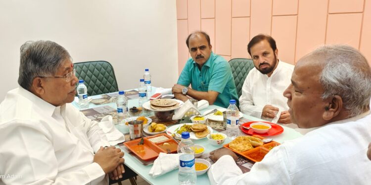 “तुम्ही RSS सोडणार नाही अन् मी कोयता हातोडा ; आज अशी निष्ठा कुठे पाहायला मिळते “पालकमंत्री चंद्रकांतदादा आडम मास्तरांच्या घरी नाश्त्याला