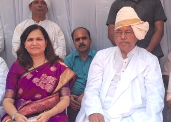 पालकमंत्री चंद्रकांत पाटील, अमर साबळे, लक्ष्मण ढोबळे बाराबंदी वेशात ; पालकमंत्री व प्रशासनाला बसण्यासाठी विशेष व्यवस्था