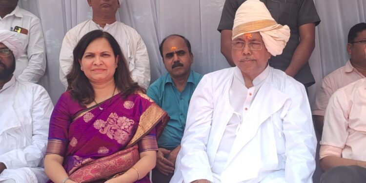 पालकमंत्री चंद्रकांत पाटील, अमर साबळे, लक्ष्मण ढोबळे बाराबंदी वेशात ; पालकमंत्री व प्रशासनाला बसण्यासाठी विशेष व्यवस्था