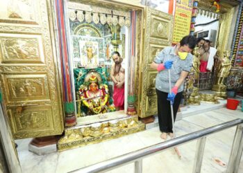 उपमुख्यमंत्री देवेंद्र फडणवीस यांनी केली मुंबादेवी मंदीराची साफसफाई ; ठाकरेंच्या शिवसेनेला घेतलं फैलावर