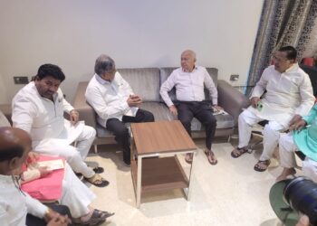 पालकमंत्री चंद्रकांत पाटील सुशीलकुमार शिंदेंच्या भेटीसाठी जनवात्सल्य मध्ये दाखल ; आतील फोटो पहा