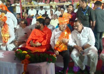 “राजकिय नाट्य संपले आता कुस्तीला जातो” सुशीलकुमार शिंदेंच्या वक्तव्याने पत्रकार ही हसले ! कुस्तीच्या ठिकाणी शिंदे – दिलीप माने शेजारी बसले !