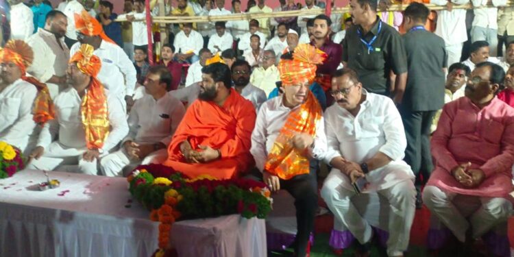 “राजकिय नाट्य संपले आता कुस्तीला जातो” सुशीलकुमार शिंदेंच्या वक्तव्याने पत्रकार ही हसले ! कुस्तीच्या ठिकाणी शिंदे – दिलीप माने शेजारी बसले !