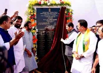 देवेंद्र फडणवीसांनी शरद पवारांना दिला चेमकेट ; फडणवीसांच्या वॉटर पॉलिटिक्सची चर्चा, शेतं भिजणार आणि जातीय समीकरणं ही जुळणार