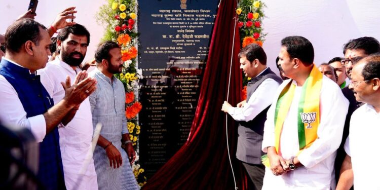 देवेंद्र फडणवीसांनी शरद पवारांना दिला चेमकेट ; फडणवीसांच्या वॉटर पॉलिटिक्सची चर्चा, शेतं भिजणार आणि जातीय समीकरणं ही जुळणार