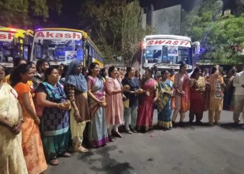 राष्ट्रवादीच्या पहिल्याच महिला मेळाव्यासाठी सोलापूरातून शेकडो महिला पदाधिकारी मुंबईला रवाना
