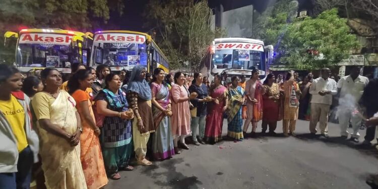 राष्ट्रवादीच्या पहिल्याच महिला मेळाव्यासाठी सोलापूरातून शेकडो महिला पदाधिकारी मुंबईला रवाना